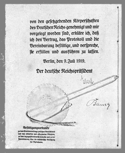 'Le document de Versailles; Signatures du president Ebert et du chancelier Baur', 1919. Creator: Unknown.
