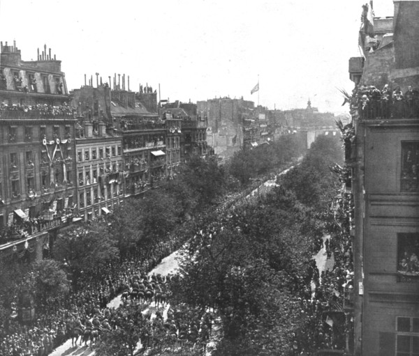 'Le jour de gloire; au coeur de Paris: le defile sur les grands boulevards jusqu'a la place..., 1919 Creator: Unknown.