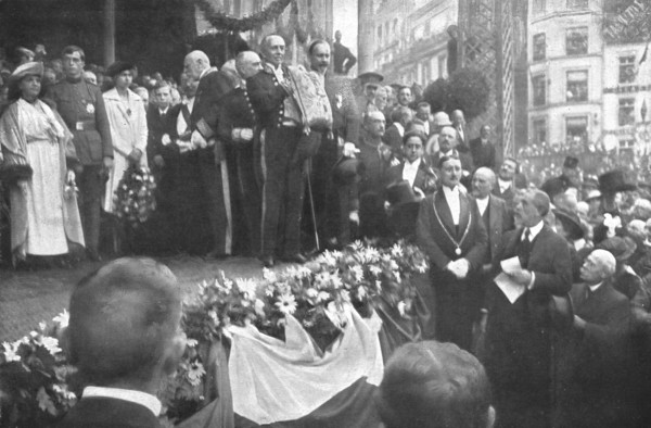 'Les fetes de la victoire en Belgique; un des echevins de Liege presente a la foule le..., 1919. Creator: Jean Clair-Guyot.