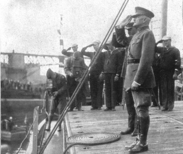 'Deux departs; le salut d'adieu du general Pershing a la France', 1919. Creator: Unknown.