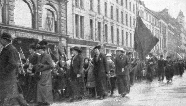 'France et Russie; 1er mai a Christiania: Dans les rues de la capitale norvegienne, nos..., 1916. Creator: Unknown.