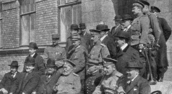 'France et Russie; Aux usines Poutilof: M. Albert Thomas est assis au premier rang..., 1916. Creator: Unknown.