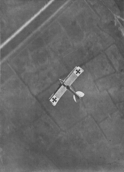 'Avion allemand photographie en plein vol par un aviateur Belge', 1916. Creator: Unknown.