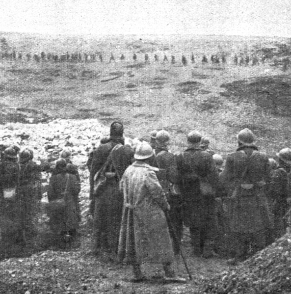 'De l'emplacement de la ferme Thiaumont, les Senegalais regardent defiler les prisonniers..., 1916. Creator: Unknown.