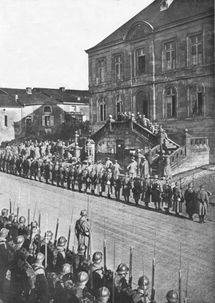 'Au quartier general d'armee du general Nivelle; le prince Arthur de Connaught, cousin..., 1916. Creator: Unknown.
