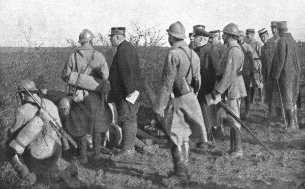 'Aux camps d'instruction de la classe 17; le President de la Republique, le general..., 1916. Creator: Unknown.