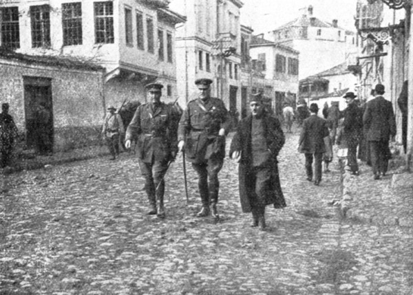 'Les allies a Monastir; L'amiral anglais Troubridge, visitant la ville reconquise', 1916. Creator: Unknown.