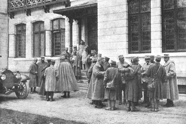 'Sur le front Roumain; devant le quartier general : officiers interrogeant des prisonniers..., 1916. Creator: Unknown.