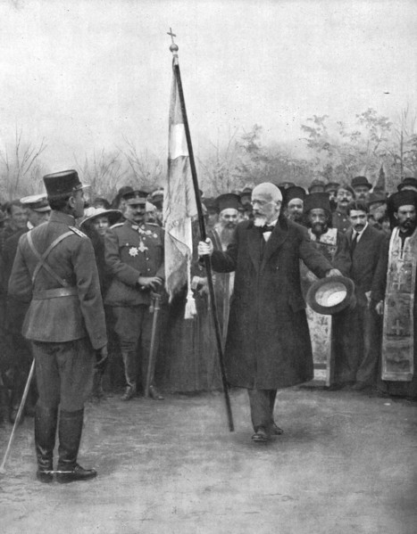 'Ceux qui ont releve le drapeau de la Patrie Hellene; M. Venizelos remet au colonel..., 1916. Creator: Unknown.
