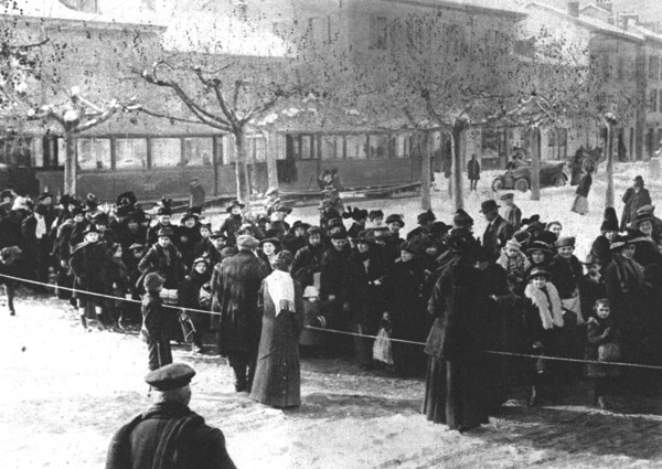 'Les rapatries du Nord de la France a annemasse (Haute-Savoie); une arrivee de..., 1916. Creator: Unknown.
