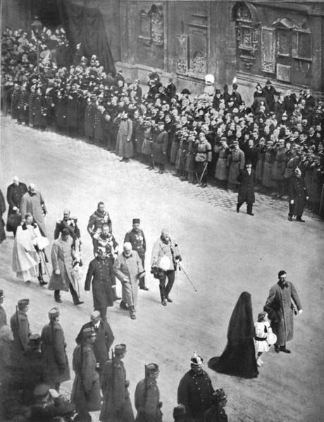 'Derriere le cercueil de Francois-Joseph; le nouveau couple imperial, suivi de souverains..., 1916. Creator: Unknown.