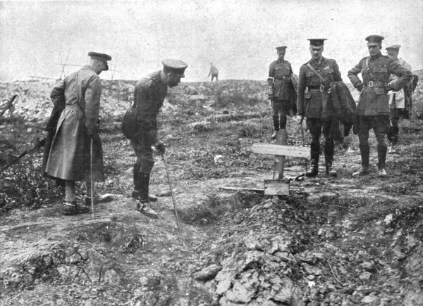 'Autour de la Bataille; le roi George V avait tenu a se rendre au milieu de ses jeunes.., 1916 (1924 Creator: Unknown.