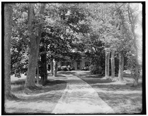Old Manse from the highway, Concord, Massachusetts, between 1890 and 1901. Creator: Unknown.