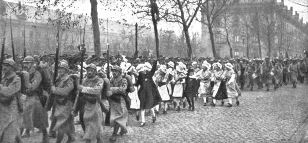 'A Metz; L'entrée des Francais, le 19 novembre 1918: au defile des troupes se sont..., 1918. Creator: Unknown.