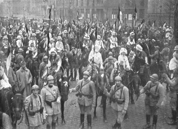 'Les fetes du 8 decembre 1918 a Metz; Un escadron feminin: jeunes filles montees sur les..., 1918. Creator: Unknown.