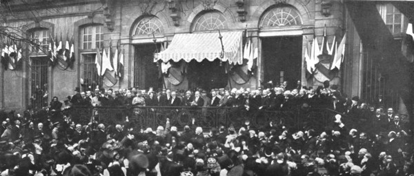'Les fetes du 9 decembre 1918 a Strasbourg; au perron de l'Hotel de Ville, M Poincare...,' 1918. Creator: Unknown.