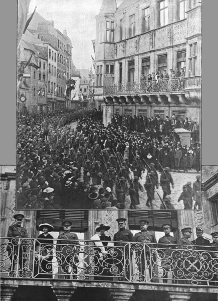 'Les Americains dans le Luxembourg; A Luxembourg, sur le balcon du Palais, aux cotes... 1918. Creator: Unknown.