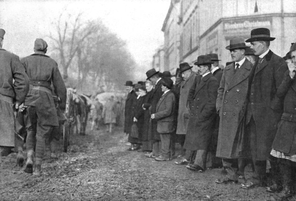 'Les Americains en terre allemande; Quelques physionomies d'Allemands assistant a l'entrée..., 1918. Creator: Signal Corps ASF.
