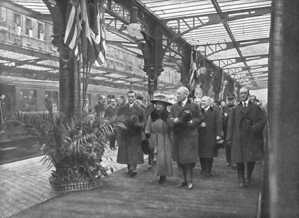 'Les chefs d'etat Allies a Paris; A la gare du Bois de Boulogne, le 14 decembre 1918...', 1918. Creator: Unknown.