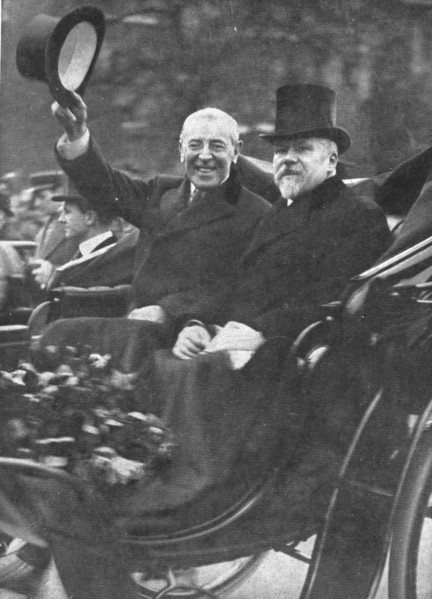 'Les chefs d'etat Allies a Paris; Le salut et le sourire de M Wilson sur le trajet de la... 1918. Creator: Unknown.