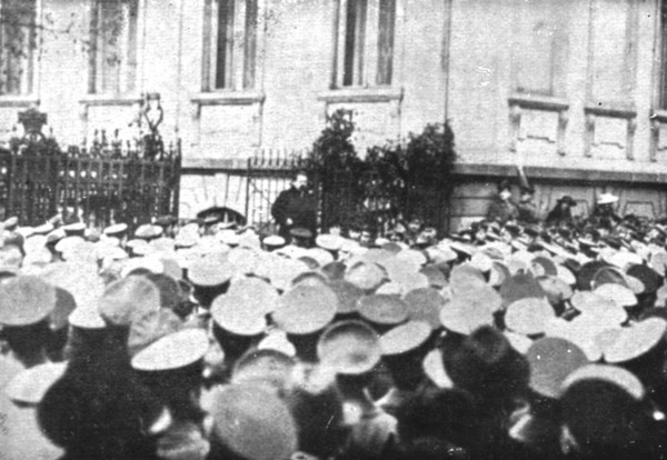 'La Nouvelle Europe;la guerre civile a Berlin; Ebert prononce une allocutiondevant une..., 1918. Creator: Unknown.