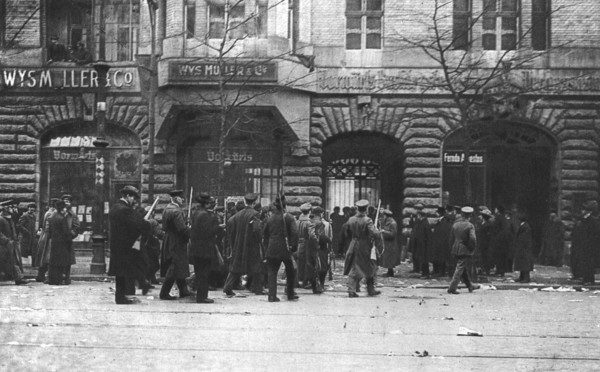 'La Nouvelle Europe; la guerre civile a Berlin; dans l'apres-midi du 5 janvier, les sparta..., 1919. Creator: Unknown.