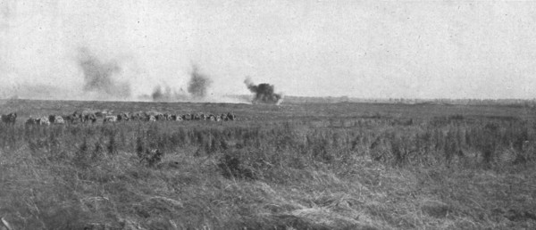 'La Bataille de la Somme; En terrain reconquis: une batterie francaise d'artillerie de..., 1916. Creator: Unknown.
