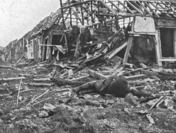 ''Les combats au Nord de la Somme; Dans les ruines de Curlu', 1916. Creator: Unknown.