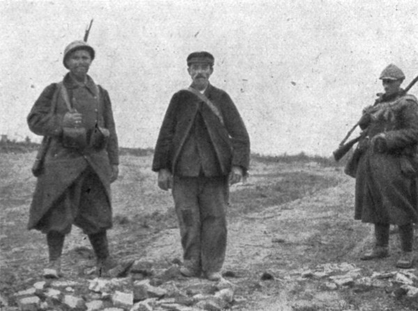 'La Bataille de la Somme; un habitant de Belloy-en Santerre, demeure dans le village et..., 1916. Creator: Unknown.