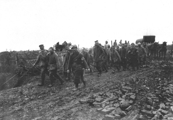 'La Bataille de la Somme; a l'arriere de la bataille: prisonniers rapportant dans nos..., 1916. Creator: Unknown.