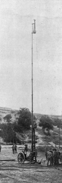 'Dix jours de bataille sur la Somme; Un periscope geant sur roues pris aux Allemands dans..., 1916. Creator: Unknown.