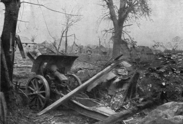 'Sur le rerrain de l'avance Francaise au sud de la Somme; Obusier allemand qui etait..., 1916. Creator: Unknown.