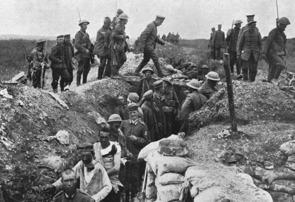 'Apres les succes Britanniques au Nord de la Somme; Prisonniers allemands faits par nos..., 1916. Creator: Unknown.