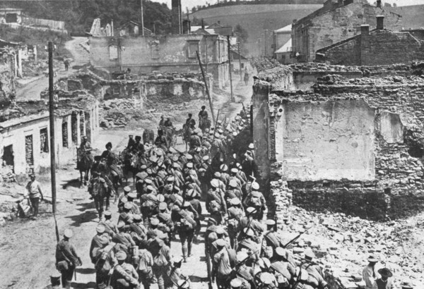 ''La victorieuse offensive Russe; Enree de nos allies dans Boutchatch, en Galicie', 1916. Creator: Unknown.