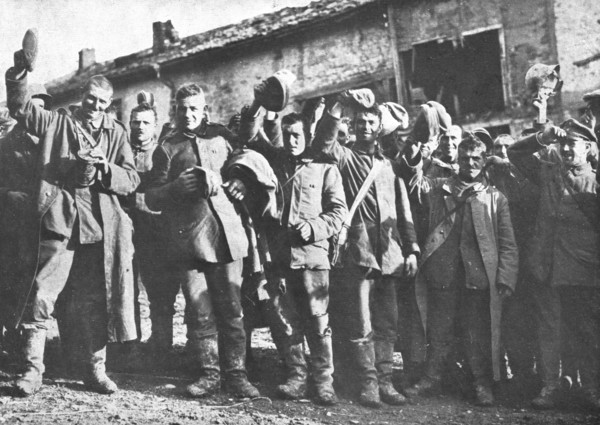 ''En Argonne; Pour ceux-la, la guerre est terminee; des prisonniers allemands saluent..., 1918. Creator: Unknown.
