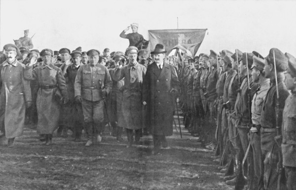 ''La Fin de Trois Empires; Dans la Russie des Soviets..., 1918. Creator: Unknown.
