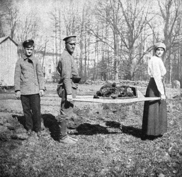 ''Les Romanof a Tsarskoie-Selo; La grande-duchesse Tatiana, aidee d'un soldat..., 1917. Creator: Unknown.