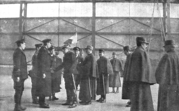 ''Ceux de l'air et ceux de la route; Un raid Anglais sur Friedrichshafe..., 1914. Creator: Unknown.