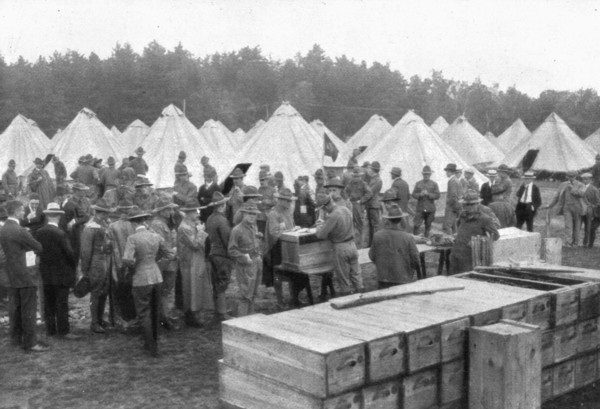 'L'Avant-Guerre aux Etats-Unis; Le mouvement national aux Etats-Unis en 1915: distribution...1917. Creator: Underwood & Underwood.