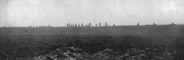 'Sur le front occidental: la prise de la Crete de Vimy; Apres avoir brise devant eux la..., 1917. Creator: Unknown.