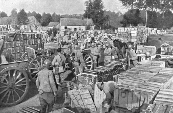 'Preparatifs d'offensive; Le remplissage des caissons assurant le transport des munitions... 1917. Creator: Unknown.