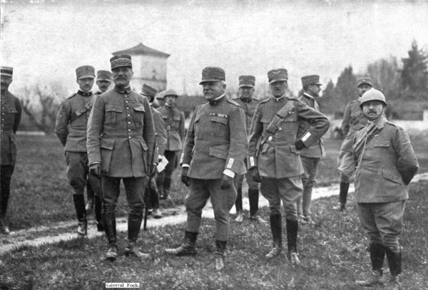'Sur le Front Italien; Avant l'offensive: Foch, qui s'est rendu a son tour sur le front..., 1917. Creator: Unknown.