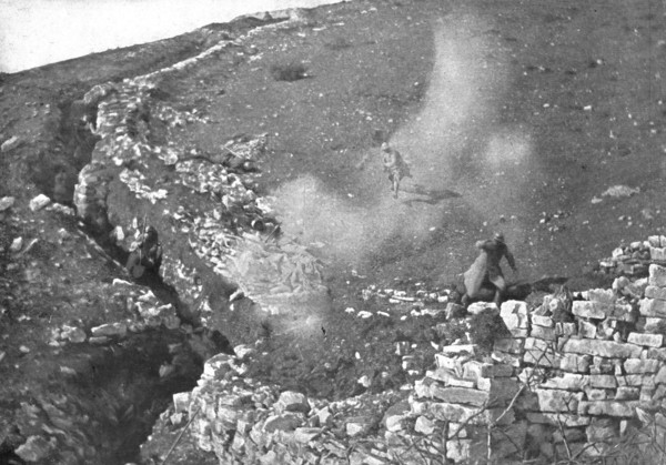 'Par Dela les Alpes; Sur le front italien: l'explosion d'un shrapnell sur une tranchee..., 1917. Creator: Unknown.
