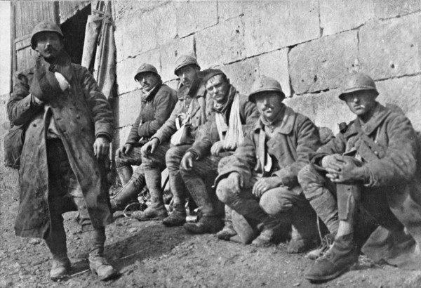 'Les "Notres" , apres la bataille: blesses francais attendant leur evacuationle poste de..., 1918. Creator: Unknown.