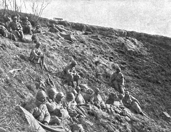 'Dans la Bataille; Entre deux engagements, des elements d'infanterie reprennent haleine..., 1918. Creator: Unknown.