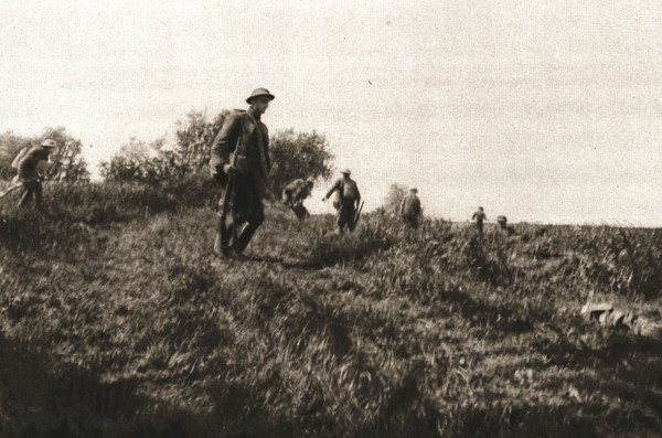 'Dans le bataille; les troupes americaines entrant dans le combat, le 4 juin 1918, au Nord..., 1918. Creator: Unknown.