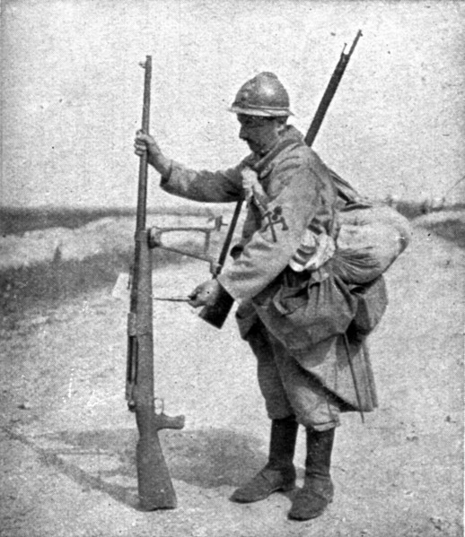 ' Sur le Marne; le fusil allemand contre char d'assaut, examine par un de nos sapeurs', 1918. Creator: Unknown.