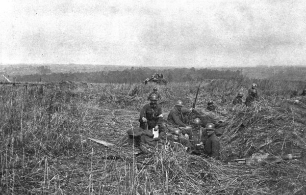 'A travers le champ de bataille; en seconde ligne dans les bles; finie la guerre de..., 1918. Creator: Unknown.