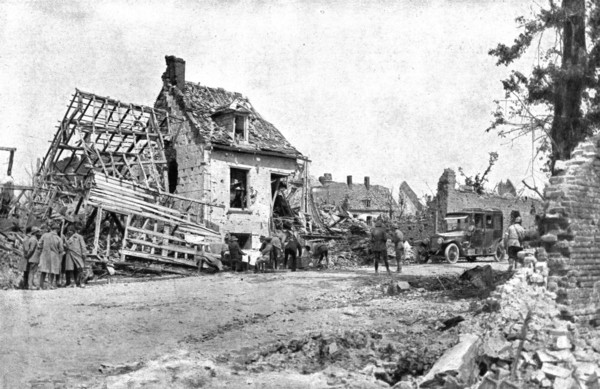 'Dans Montdidier libere; dejeuner de campagne, a l'entre de Montdidier, de M. Clemenceau..., 1918. Creator: Unknown.
