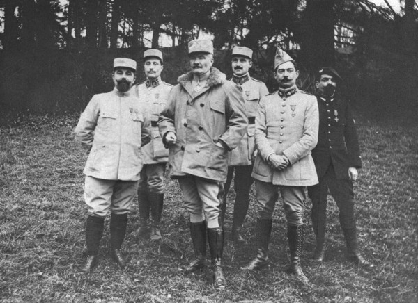 ''Les Vainqueurs; Le general Passaga entoure de son etat-major, au retour de la prise d'Hardaumont. Creator: Rettet.
